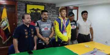 El boxeador Mario Garcés, fue recibido en Puyo por su padre, entrenador y dirigentes deportivos.