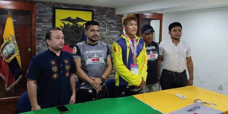 El boxeador Mario Garcés, fue recibido en Puyo por su padre, entrenador y dirigentes deportivos.