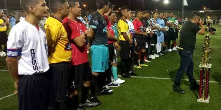 Indumentaria deportiva nueva y gran entusiasmo de los deportistas el día de la inauguración del campeonato.