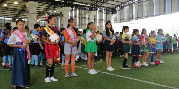 Madrinas de cada equipo engalanaron la inauguración. El torneo reúne a más de 300 deportistas de Lago Agrio.