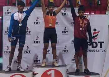 Jonathan Quenamá, en lo más alto del podio, levanta los brazos y exhibe las medallas obtenidas en el campeonato nacional.