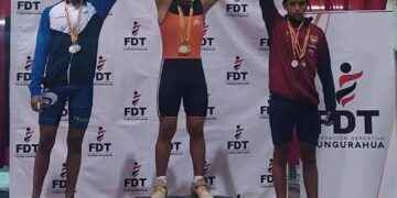 Jonathan Quenamá, en lo más alto del podio, levanta los brazos y exhibe las medallas obtenidas en el campeonato nacional.