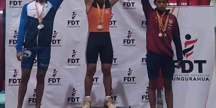 Jonathan Quenamá, en lo más alto del podio, levanta los brazos y exhibe las medallas obtenidas en el campeonato nacional.