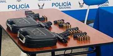Policía encuentra armas en vehículo abandonado y en un domicilio