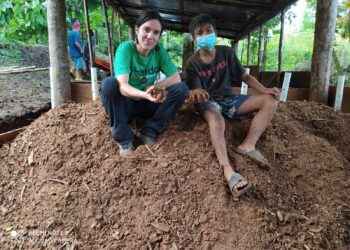 Alexie, izquierda de camiseta verde, tiene viveros donde recibe visitas de estudiantes y ciudadanía.