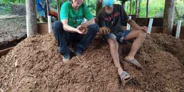 Alexie, izquierda de camiseta verde, tiene viveros donde recibe visitas de estudiantes y ciudadanía.