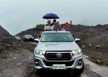 La ciudadanía que construyó la variante celebró al cruzar el socavón de San Luis.