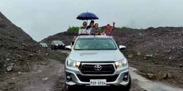 La ciudadanía que construyó la variante celebró al cruzar el socavón de San Luis.