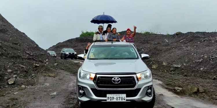 La ciudadanía que construyó la variante celebró al cruzar el socavón de San Luis.