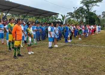 Familiares, deportistas y amigos estuvieron presentes en la inauguración.