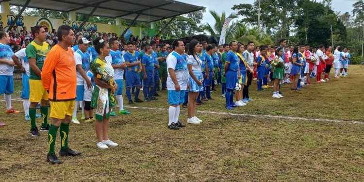 Familiares, deportistas y amigos estuvieron presentes en la inauguración.