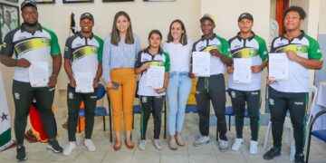 Caluroso recibimiento de los deportistas a María Belén Aguirre, viceministra del deporte.