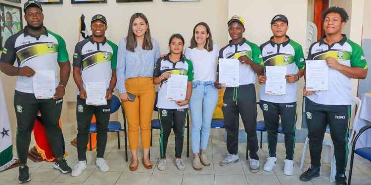 Caluroso recibimiento de los deportistas a María Belén Aguirre, viceministra del deporte.