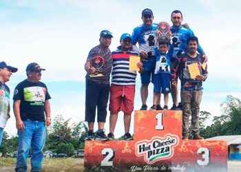Darwin Piedra y Rolando Torres, en el podium, luego de ganar la válida del 4x4.