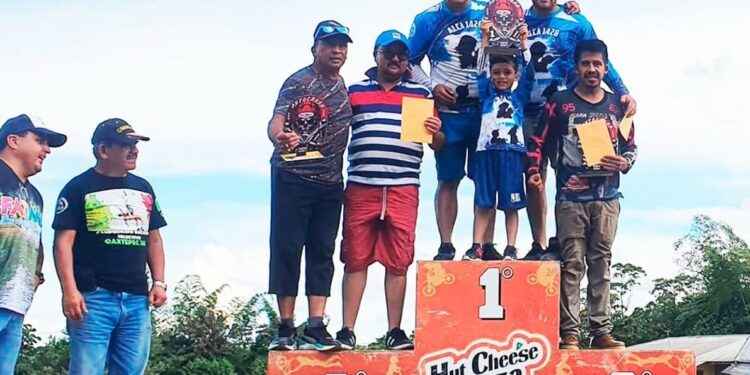 Darwin Piedra y Rolando Torres, en el podium, luego de ganar la válida del 4x4.