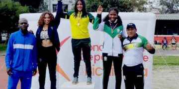 En lo más alto de podium, deportistas exhiben las medallas de todo valor.