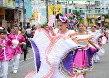 El pregón de fiestas se engalanó con las danzas preparadas por los lagoagrenses.