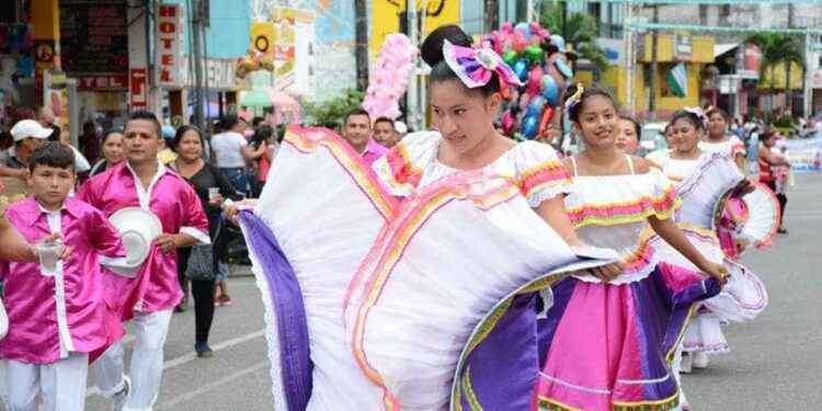 El pregón de fiestas se engalanó con las danzas preparadas por los lagoagrenses.