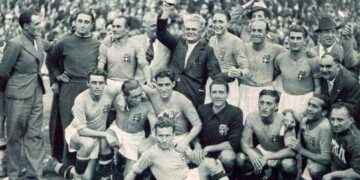 Archivo FIFA). Italia levanta la copa mundial luego de ganar 4-2 en la final a Hungría.