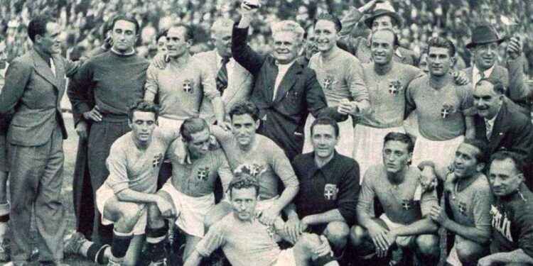 Archivo FIFA). Italia levanta la copa mundial luego de ganar 4-2 en la final a Hungría.