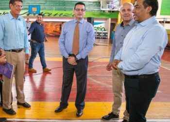 Derecha) Óscar Rojas, viceministro del Agua, en diálogo con autoridades de la Amazonía.