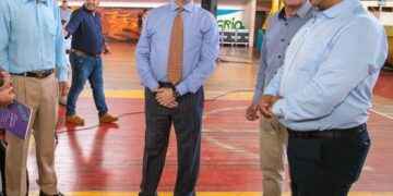 Derecha) Óscar Rojas, viceministro del Agua, en diálogo con autoridades de la Amazonía.