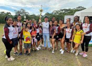 El equipo campeón levanta el trofeo luego de jugar un partido perfecto en la final
