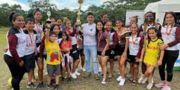 El equipo campeón levanta el trofeo luego de jugar un partido perfecto en la final