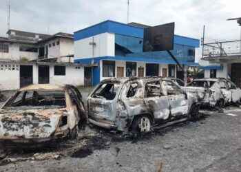 Vehículos quemados en los patios de la Policía en Puyo