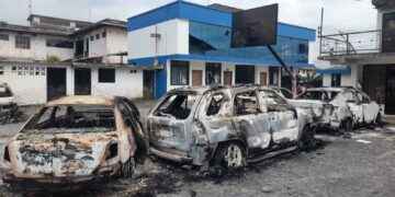 Vehículos quemados en los patios de la Policía en Puyo