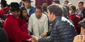 Ministro de Gobierno, Francisco Jiménez y Leónidas Iza, estrechan la mano luego de la firma de los acuerdos.