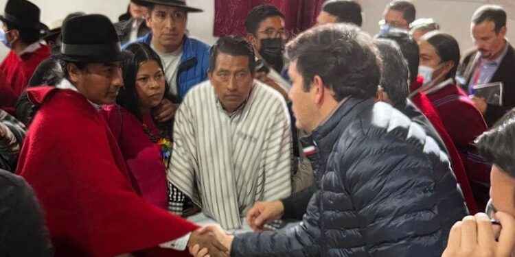 Ministro de Gobierno, Francisco Jiménez y Leónidas Iza, estrechan la mano luego de la firma de los acuerdos.