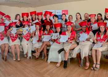 Mujeres de Sucumbíos muy felices de cumplir con el proceso de formación que les permite potenciar sus proyectos.