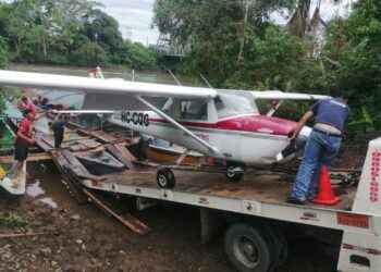 La avioneta Cessna fue llevada a otro sitio para trasladar a su destino final.