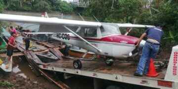 La avioneta Cessna fue llevada a otro sitio para trasladar a su destino final.