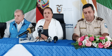 Deysi Manzano, flamante gobernadora de Sucumbíos, le acompañan Ramiro Zumárraga, director de salud y mayor de policía Pablo Realpe.