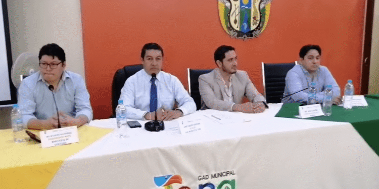 Wilfrido Villagómez, gobernador de Napo; Carlos Guevara, alcalde de Tena; Alex Alarcón, coordinador Zonal 2 del Miduvi, en la firma del acta de traspaso.