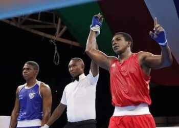 El pugilista Julio Castillo (d) se impuso por puntos (5-0) al colombiano Marlon Hurtado.