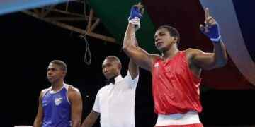 El pugilista Julio Castillo (d) se impuso por puntos (5-0) al colombiano Marlon Hurtado.