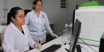 Alianzas estratégicas entre instituciones locales e internacionales permitirán que 1500 agricultores sean beneficiados. El pasado 9 de Julio del 2022, iniciaron las operaciones del laboratorio de suelos denominado «Toni El Suizo», que está ubicado en terrenos del Instituto Tecnológico Superior Crecer Más. Obra ejecutada por la conformación de alianzas estratégicas entre el Gobierno Provincial de Sucumbíos, Cooperación Internacional del FIEDS, Istec y Misión Scalabriniana. Se estima que 1500 personas agricultoras de Lago Agrio, Shushufindi, Cuyabeno, Putumayo serían los beneficiarios directos. En la inauguración de la obra destinada a la investigación, Enrique Fuentes, rector del Instituto Tecnológico Superior Crecer Más, manifestó que el nuevo laboratorio tiene el equipamiento adecuado para apoyar al sector agro productivo de la provincia. “Poder saber la fertilidad de nuestros suelos es tan importante y eso el agricultor lo sabe, además sabremos cuán contaminados estarán nuestros suelos para tomar los cuidados necesarios”, añadió. Primer laboratorio en la provincia La obra adquiere relevancia al convertirse en el primer laboratorio de este nivel en la provincia. Obtener los análisis físicos y químicos del suelo, agua y foliares permitirán diagnosticar e interpretar el estado de los suelos para una correcta fertilización y aprovechamiento agrícola. El Gobierno Autónomo Descentralizado Provincial de Sucumbíos, a través de Amado Chávez, prefecto de Sucumbíos, señaló que el proyecto alcanzó un financiamiento de aproximadamente 4 millones de dólares. “Solamente un estudio puede darnos respuestas sobre que alimentos le faltan a los cultivos, al suelo”, expresó. A conocer que requieren las plantas para desarrollar Rosa Macas, agricultora en la parroquia Santa Cecilia, comentó sobre esta nueva obra. “Con esos estudios yo podré saber que le falta a mis plantas, encontrar que vitamina debe colocarle en el suelo”. En el informe anual 2020, el departamento de Manejo de Suelos y Aguas de la Estación Central de la Amazonía, tras receptar 1967 muestras de suelo en ese año, recomienda que para el ejercicio de estudios del suelo se debe realizar la adquisición de reactivos y mantenimientos de equipos anualmente, con la finalidad de evitar retrasos en la entrega de resultados de los análisis y del mismo modo el malestar en los agricultores.