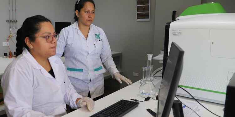 Alianzas estratégicas entre instituciones locales e internacionales permitirán que 1500 agricultores sean beneficiados. El pasado 9 de Julio del 2022, iniciaron las operaciones del laboratorio de suelos denominado «Toni El Suizo», que está ubicado en terrenos del Instituto Tecnológico Superior Crecer Más. Obra ejecutada por la conformación de alianzas estratégicas entre el Gobierno Provincial de Sucumbíos, Cooperación Internacional del FIEDS, Istec y Misión Scalabriniana. Se estima que 1500 personas agricultoras de Lago Agrio, Shushufindi, Cuyabeno, Putumayo serían los beneficiarios directos. En la inauguración de la obra destinada a la investigación, Enrique Fuentes, rector del Instituto Tecnológico Superior Crecer Más, manifestó que el nuevo laboratorio tiene el equipamiento adecuado para apoyar al sector agro productivo de la provincia. “Poder saber la fertilidad de nuestros suelos es tan importante y eso el agricultor lo sabe, además sabremos cuán contaminados estarán nuestros suelos para tomar los cuidados necesarios”, añadió. Primer laboratorio en la provincia La obra adquiere relevancia al convertirse en el primer laboratorio de este nivel en la provincia. Obtener los análisis físicos y químicos del suelo, agua y foliares permitirán diagnosticar e interpretar el estado de los suelos para una correcta fertilización y aprovechamiento agrícola. El Gobierno Autónomo Descentralizado Provincial de Sucumbíos, a través de Amado Chávez, prefecto de Sucumbíos, señaló que el proyecto alcanzó un financiamiento de aproximadamente 4 millones de dólares. “Solamente un estudio puede darnos respuestas sobre que alimentos le faltan a los cultivos, al suelo”, expresó. A conocer que requieren las plantas para desarrollar Rosa Macas, agricultora en la parroquia Santa Cecilia, comentó sobre esta nueva obra. “Con esos estudios yo podré saber que le falta a mis plantas, encontrar que vitamina debe colocarle en el suelo”. En el informe anual 2020, el departamento de Manejo de Suelos y Aguas de la Estación Central de la Amazonía, tras receptar 1967 muestras de suelo en ese año, recomienda que para el ejercicio de estudios del suelo se debe realizar la adquisición de reactivos y mantenimientos de equipos anualmente, con la finalidad de evitar retrasos en la entrega de resultados de los análisis y del mismo modo el malestar en los agricultores.