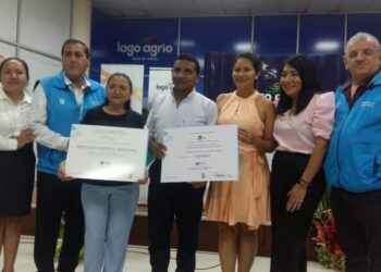 Certificación entregada por Ramiro Zumárraga, al alcalde Abraham Freire