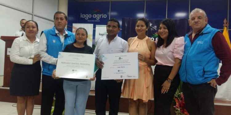 Certificación entregada por Ramiro Zumárraga, al alcalde Abraham Freire