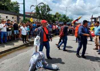 Manifestantes quemaron un monigote frente al domicilio del asambleísta Washington Varela.