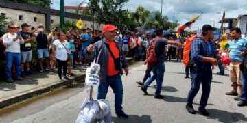 Manifestantes quemaron un monigote frente al domicilio del asambleísta Washington Varela.