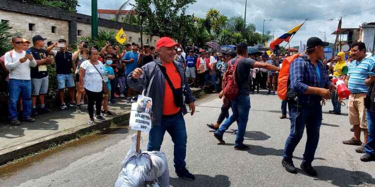 Manifestantes quemaron un monigote frente al domicilio del asambleísta Washington Varela.