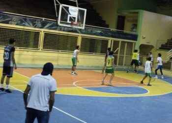 La selección de básquet de la provincia de Pastaza en la categoría juvenil cumple la etapa de preparación con miras a los Juegos Nacionales Juveniles en Manabí, que inicia el 25 de agosto y finalizará el 2 de septiembre del 2022. Los organizadores ya hicieron público los grupos, Pastaza integra el C, junto a Guayas, El Oro, Morona Santiago e Imbabura, considerado de alta jerarquía, los encuentros serán en la ciudad de Chone. Jairo Quila, es el director técnico principal que ha venido trabajando desde hace aproximadamente 6 años al frente de la escuela de baloncesto del municipio de Pastaza. Ahora liderará el combinado provincial con el acompañamiento de Marco Muñoz y otros profesionales. El técnico, reconoce la predisposición de FDP el haber convocado a deportistas de las escuelas de baloncesto tanto privadas como públicas, para de ahí seleccionar a quienes participarán en los juegos. “Existe una base de 12 jóvenes que ya vienen participando en el equipo Sub-17, esperamos hacer un buen trabajo”, anticipó.