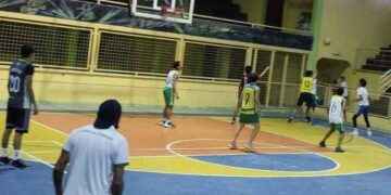 La selección de básquet de la provincia de Pastaza en la categoría juvenil cumple la etapa de preparación con miras a los Juegos Nacionales Juveniles en Manabí, que inicia el 25 de agosto y finalizará el 2 de septiembre del 2022. Los organizadores ya hicieron público los grupos, Pastaza integra el C, junto a Guayas, El Oro, Morona Santiago e Imbabura, considerado de alta jerarquía, los encuentros serán en la ciudad de Chone. Jairo Quila, es el director técnico principal que ha venido trabajando desde hace aproximadamente 6 años al frente de la escuela de baloncesto del municipio de Pastaza. Ahora liderará el combinado provincial con el acompañamiento de Marco Muñoz y otros profesionales. El técnico, reconoce la predisposición de FDP el haber convocado a deportistas de las escuelas de baloncesto tanto privadas como públicas, para de ahí seleccionar a quienes participarán en los juegos. “Existe una base de 12 jóvenes que ya vienen participando en el equipo Sub-17, esperamos hacer un buen trabajo”, anticipó.