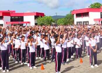 Preparación y concentración de los estudiantes al presentar su nueva coreografía.