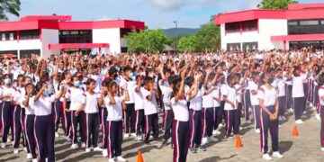 Preparación y concentración de los estudiantes al presentar su nueva coreografía.